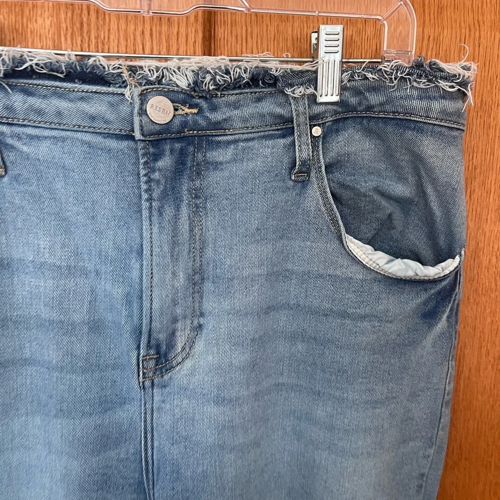 Risen jeans High-Rise Light Blue, wide leg ankle Jeans with Frayed Hem